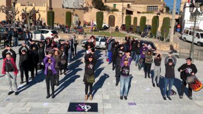 Performance de les Papallones Liles a Creixell aquest diumenge en contra de la violència masclista