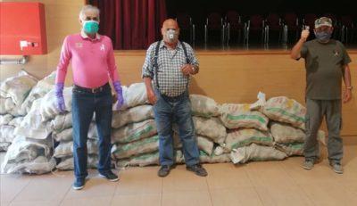 Donació d’aliments de dos pagesos a Càritas de Creixell