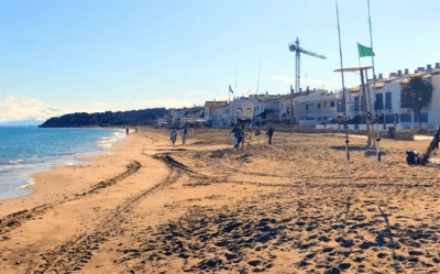 Trasllat de sorra per millorar la platja d’Altafulla