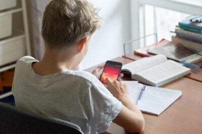 Consells bàsics perquè el mòbil no et distregui en estudiar