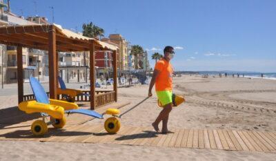 El servei de platja per a persones amb mobilitat reduïda es du a terme a Baix a mar amb mesures adaptades per la Covid-19