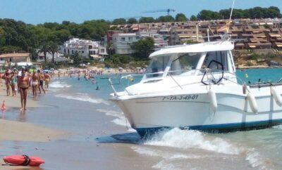 ACTUALITZACIÓ l Localitzen viu el tripulant d’una embarcació buida trobada a la deriva a la platja d’Altafulla