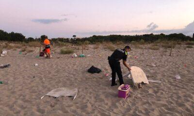 Dissolen un ‘botellón’ d’una cinquantena de persones a la platja dels Muntanyans