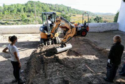 Els arqueòlegs inicien l’obertura de la fossa situada al cementiri municipal de Salomó