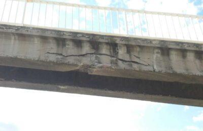 Un camió topa amb un pont elevat a Torredembarra i obliga a tallar-ne l’accés