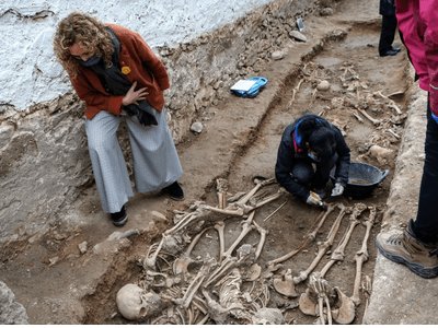 Recuperen 22 individus de la fossa del cementiri de Salomó