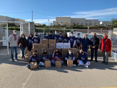 Els joves de l’Institut de Roda de Berà recapten 28 caixes d’aliments i productes de primera necessitat