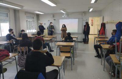 Alumnes de l’Institut de Roda de Berà coneixen el funcionament intern d’un centre de dia de la gent gran