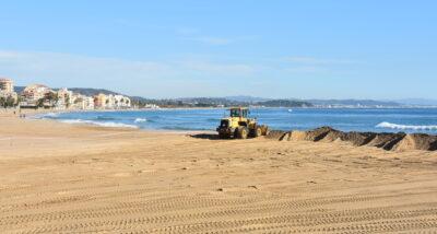 S’extrau sorra de la platja de la Paella per a restaurar els efectes del ‘Glòria’ a la Llarga de Tarragona