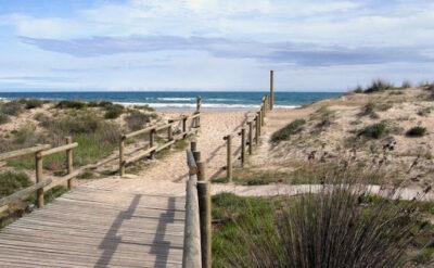 Envien a la presó un home per intentar violar i ofegar una dona a la platja dels Muntanyans de Torredembarra