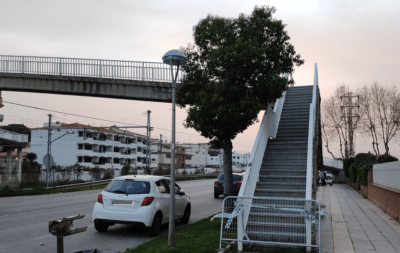 Sense data de reobertura del pont elevat de vianants del passeig de la Sort