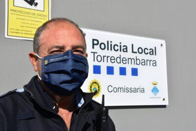 La Policia Local reparteix 2.300 mascaretes a les escoles i instituts de Torredembarra per celebrar els 30 anys d’educació viària