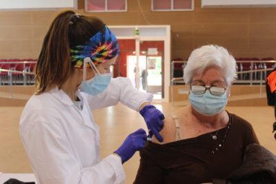 Creixell inicia la vacunació massiva contra la Covid-19 amb un centenar de majors de 80 anys