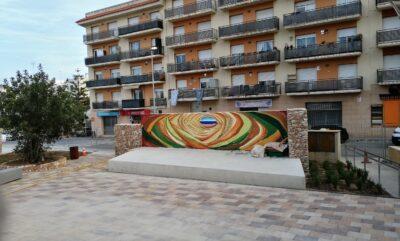 L’escenari del teatret del Parc del carrer Lleida ja té el seu mural, obra de Jordi R. Morera