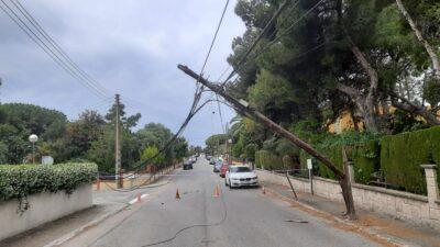 Cau un pal de l’electricitat i obliga a tallar una avinguda de Creixell