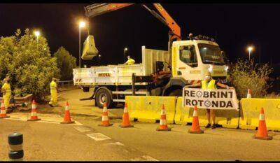 Els blocs de formigó de la rotonda de l’AP-7 ara si que són història