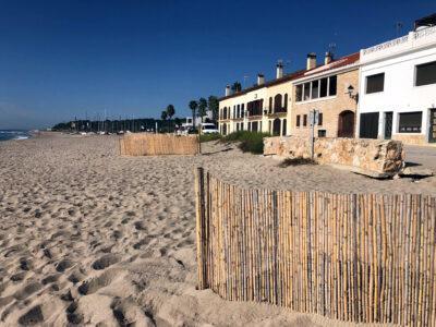 Tornen les barreres de retenció de sorra a la platja d’Altafulla