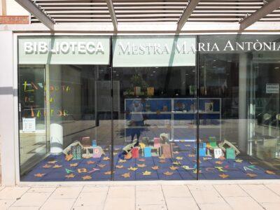 ‘La porta de la tardor’, exposició d’art reciclat que es pot veure a la Biblioteca Mestra Maria Antònia