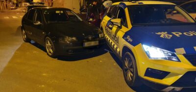 Detingut després de circular sense llums i envestir un vehicle policial a Torredembarra
