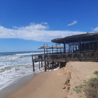 El temporal de mar també descalça part de la terrassa d’una guingueta de la platja Llarga de Roda de Berà