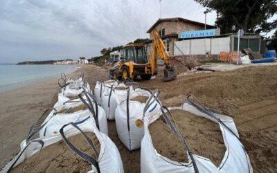 Es reforça amb grans sacs de sorra la base del restaurant Voramar Cal Vitali d’Altafulla