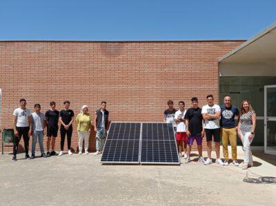 Alumnes de l’Institut Ramon de la Torre es formen en la instal·lació de plaques fotovoltaiques