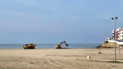 Comencen els treballs per portar sorra a la platja Llarga de Roda de Berà