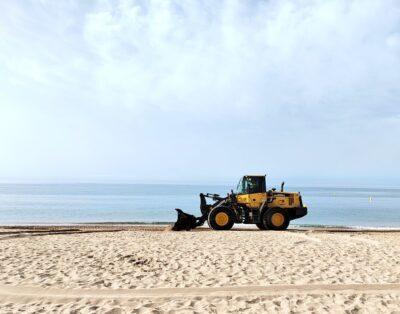 S’inicien els treballs d’aportació de 15.000 m3 de sorra a la platja d’Altafulla