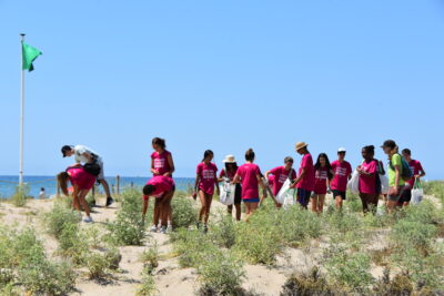 Els nois i noies del camp de treball dels Muntanyans porten a terme una jornada de neteja a l’espai natural