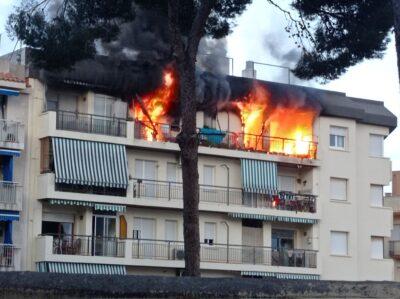 AMPLIACIÓ l Cremen dos pisos al carrer Patronat de Torredembarra