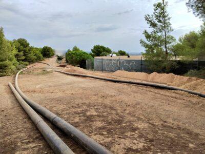 Arrenquen els treballs de la rasa de la canonada que portarà l’aigua del CAT a Brises del Mar