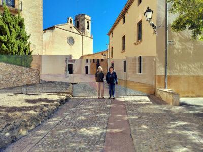 Altafulla estrena un nou tancament amb pintura mural per als espectacles a porta tancada a la  plaça de l’Església