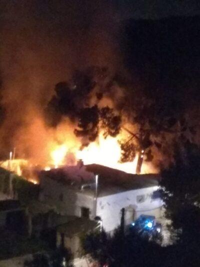 Un incendi crema un restaurant de la Pobla de Montornès