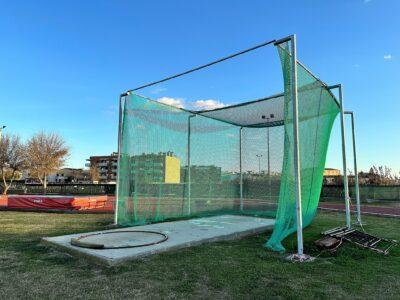 La pista d’atletisme estrena una gàbia annexa per a l’entrenament de llançament  de disc, pes i martell