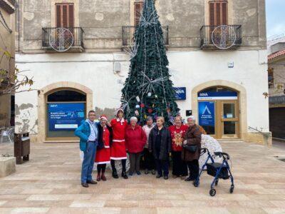 L’Arbre dels desitjos de Creixell llueix els propòsits de la gent gran del taller de memòria