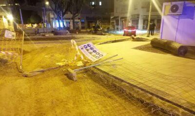 Un conductor begut causa danys a les tanques de les obres de la plaça de Catalunya