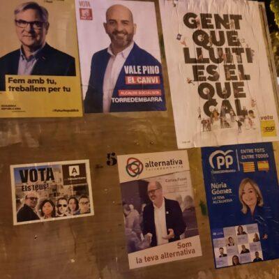 La tradicional enganxada del primer cartell dona el tret de sortida a la campanya electoral