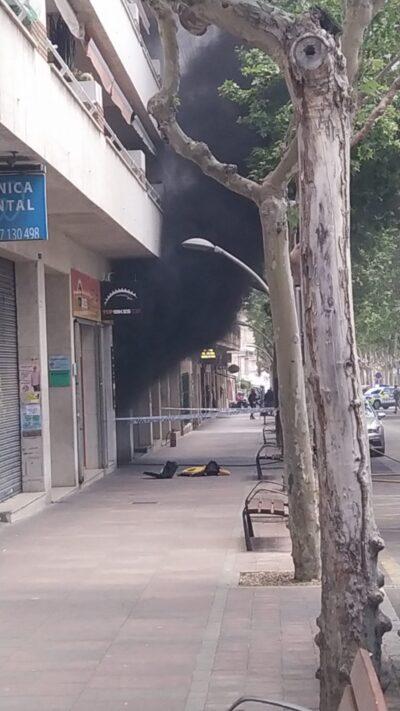 ÚLTIMA HORA l Un foc crema en un pàrquing del passeig de la Sort