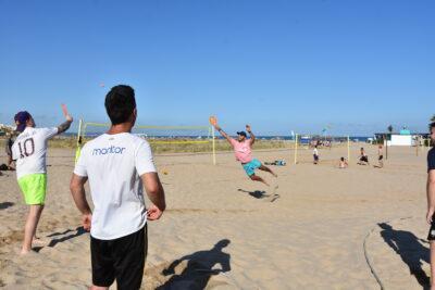 Es posa en marxa el servei de dinamització esportiva a la platja de la Paella