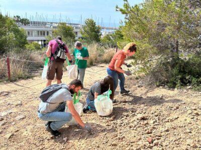 Es recullen 35 quilos de deixalles en la Jornada de neteja al Roquer