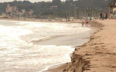 El temporal s’emporta part de la sorra abocada a la platja d’Altafulla