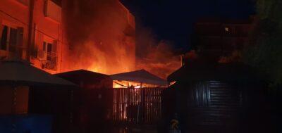 Un incendi crema la terrassa del bar musical La Traviesa