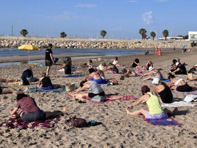 Prop de 3.000 persones participen a les sessions de gimnàstica de manteniment a la platja d’aquest estiu