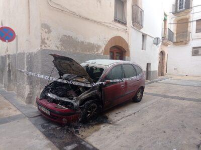 Crema un cotxe a la plaça de la Vila de Torredembarra