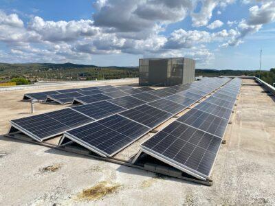 El Catllar posa en marxa una instal·lació solar fotovoltaica al complex escolar