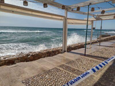 El fort onatge causa danys al passeig marítim d’Altafulla