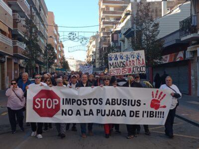 Prop de 200 persones es manifesten contra la pujada d’impostos a Torredembarra
