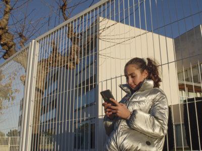 El debat sobre l’ús dels mòbils entre els adolescents arriba també al Baix Gaià