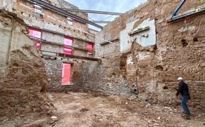 La localització de restes arqueològiques paralitza temporalment les obres de rehabilitació de Cal Guivernau a Roda