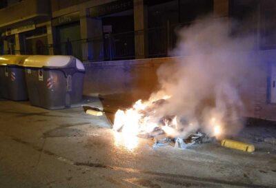 Cremen tres contenidors a Torredembarra
